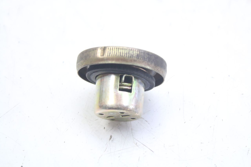 photo de TAPA DEPÓSITO DE COMBUSTIBLE SYM ORBIT 2 4T 50 (2018 - 2022) - Detalle de la pieza