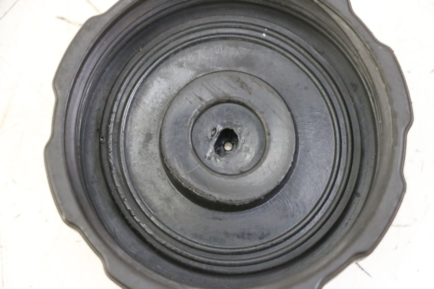 photo de TAPA DEPÓSITO DE COMBUSTIBLE PEUGEOT TKR TREKKER FURIOUS 50 (2005 - 2014) - Detalle de la pieza