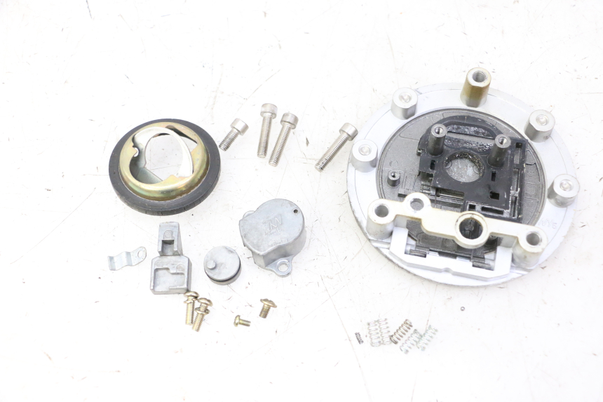 photo de TAPON DEPOSITO FUEL MAG POWER R-STREET 50 (2016 - 2025) - Otra perspectiva