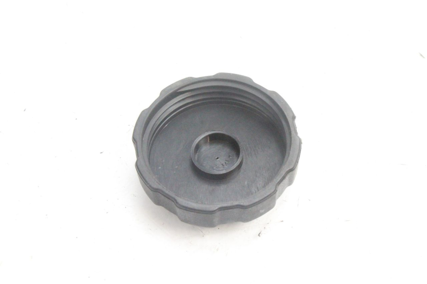 photo de TAPA DEPÓSITO DE COMBUSTIBLE PEUGEOT SATELIS 125 (2006 - 2009) - Detalle de la pieza