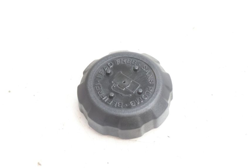 photo de TAPA DEPÓSITO DE COMBUSTIBLE PEUGEOT SATELIS 125 (2006 - 2009) - Detalle de la pieza