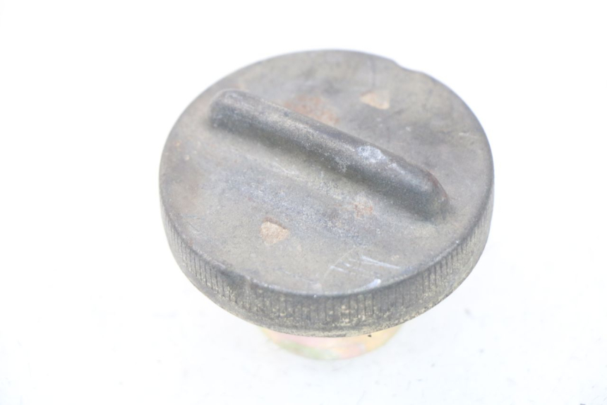 photo de TAPA DE DEPÓSITO DE COMBUSTIBLE HONDA SCV LEAD 100 (2003 - 2007) - Detalle de la pieza