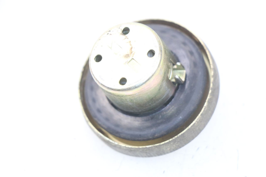 photo de TAPA DE DEPÓSITO DE COMBUSTIBLE HONDA SCV LEAD 100 (2003 - 2007) - Zoom estado de uso