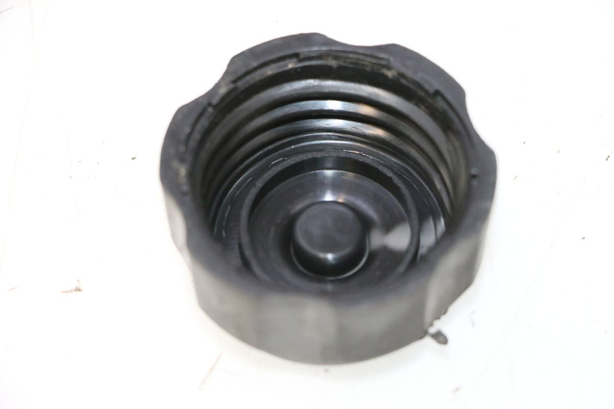 photo de TAPA DEPÓSITO DE COMBUSTIBLE DERBI SENDA 50 (2003 - 2005) - Detalle de la pieza