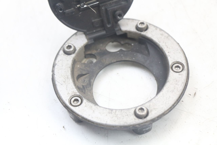 photo de TAPA DEPÓSITO DE COMBUSTIBLE TRIUMPH SPEED TRIPLE T301 900 (1994 - 1996) - Primer plano técnico