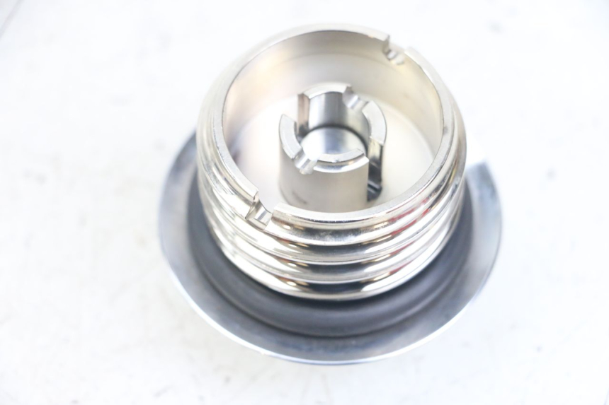 photo de TAPA DE DEPÓSITO DE COMBUSTIBLE HARLEY DAVIDSON SPORTSTER XL CUSTOM 1200 (2003 - 2004) - Detalle de la pieza