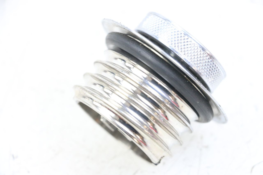 photo de TAPA DE DEPÓSITO DE COMBUSTIBLE HARLEY DAVIDSON SPORTSTER XL CUSTOM 1200 (2003 - 2004) - Primer plano técnico