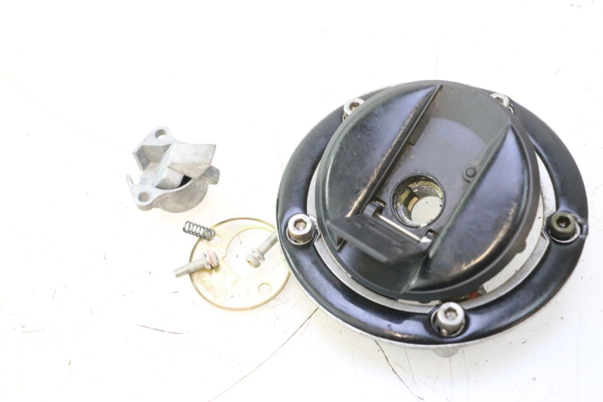 photo de TAPON DEPOSITO FUEL SUZUKI SV S 650 (2003 - 2009) - Primer plano técnico