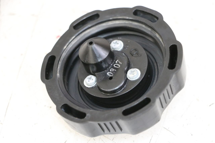 photo de TAPA DE DEPÓSITO DE COMBUSTIBLE YAMAHA TTR 125 (2000 - 2020) - Detalle de la pieza