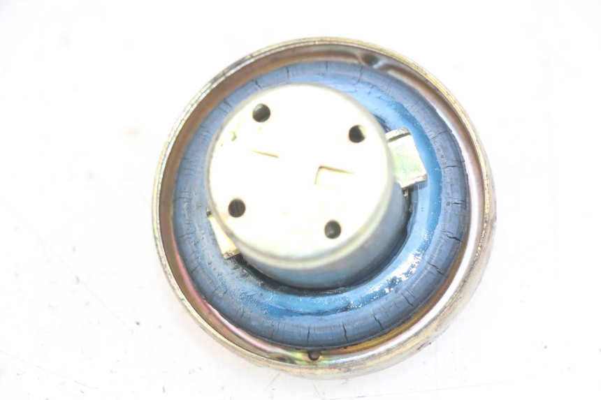 photo de TAPA DEPÓSITO DE COMBUSTIBLE KYMCO VITALITY 2T 50 (2004 - 2010) - Detalle de la pieza