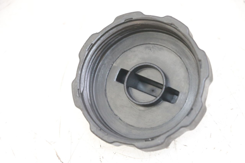 photo de TAPA DEPÓSITO DE COMBUSTIBLE PEUGEOT VIVACITY NEW 4T 50 (2008 - 2017) - Detalle de la pieza