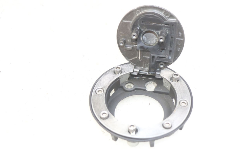 photo de TAPA DEPÓSITO DE COMBUSTIBLE SYM WOLF SB 125 (2011 - 2018) - Zoom estado de uso