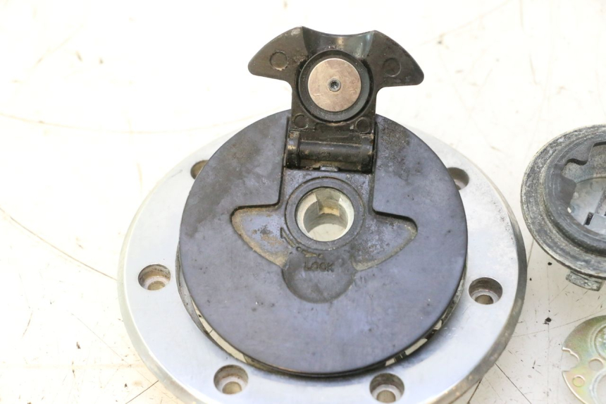 photo de TAPON DEPOSITO FUEL KAWASAKI ZZR 600 (1995 - 2004) - Primer plano técnico