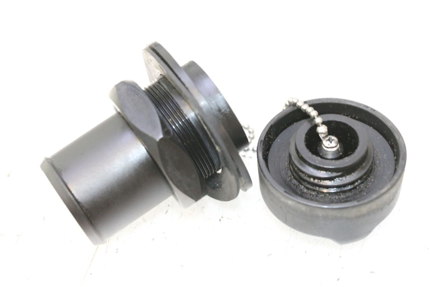 photo de TAPON DEPOSITO ACEITE YAMAHA WAVE RUNNER GP R 1200 (2000 - 2003) - Otra perspectiva