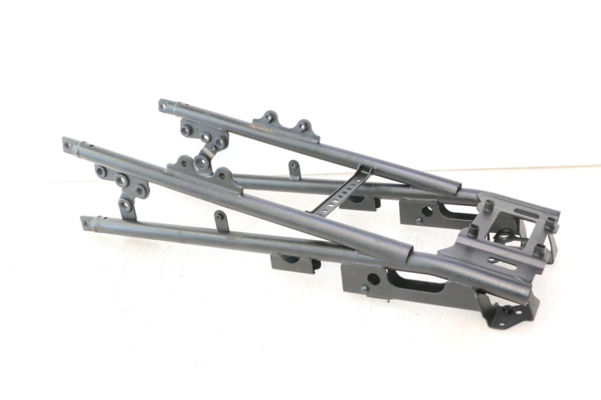 photo de SUBCHASIS TRASERO YAMAHA FZ8 800 (2010 - 2016) - Primer plano técnico
