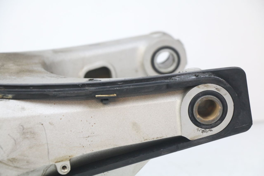 photo de BRAZO OSCILANTE HONDA CB R 1000 (2018 - 2023) - Zoom sobre los componentes