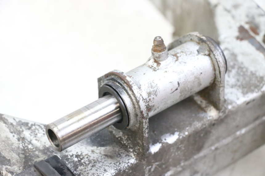 photo de BASCULANTE KAWASAKI ZR7 ZR-7 S 750 (1999 - 2004) - Detalles de los puntos de fijación