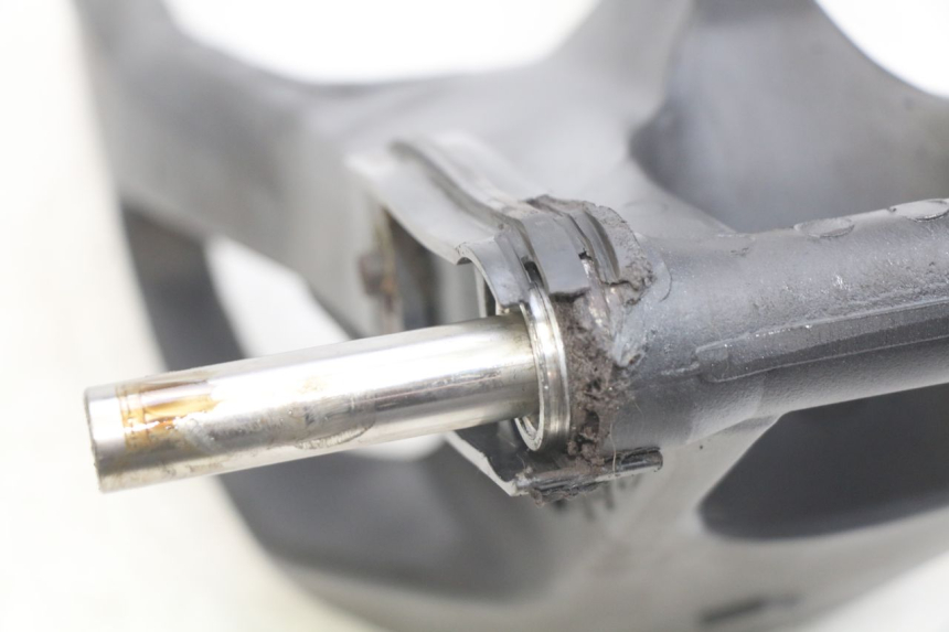 photo de BRAZO OSCILANTE YAMAHA MT ABS 125 (2014 - 2018) - Primer plano técnico