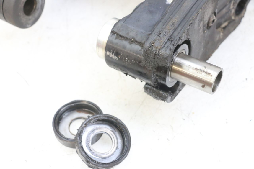 photo de BRAZO OSCILANTE TRIUMPH SPEED TRIPLE T301 900 (1994 - 1996) - Detalles de los puntos de fijación