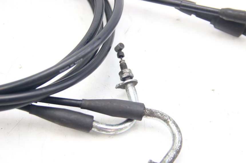 photo de CABLE ACELERADOR SUZUKI SIXTEEN 125 (2008 - 2010) - Primer plano técnico