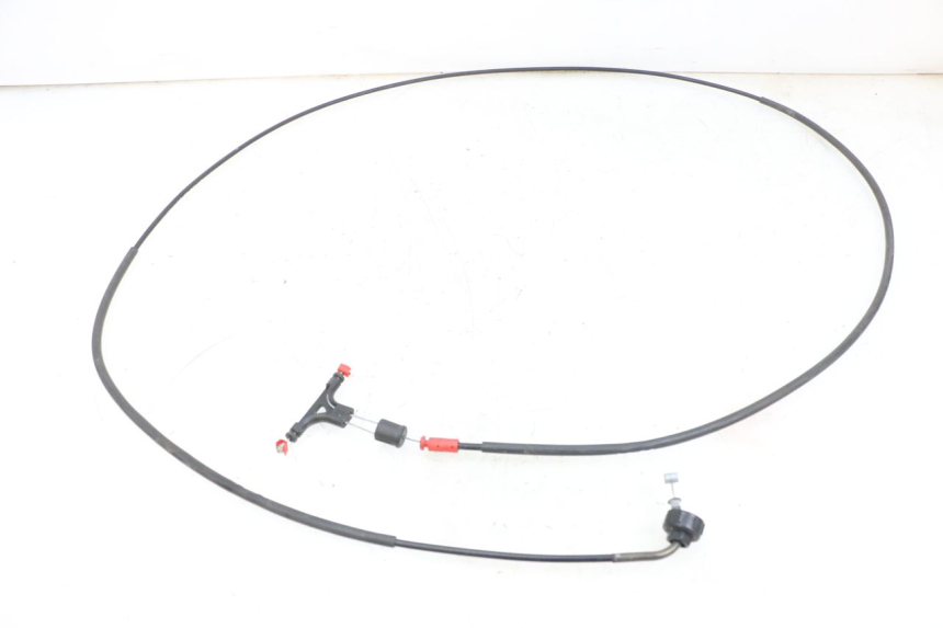 photo de CABLE APERTURA ASIENTO YAMAHA XMAX X-MAX 125 (2006 - 2009) - Primer plano técnico