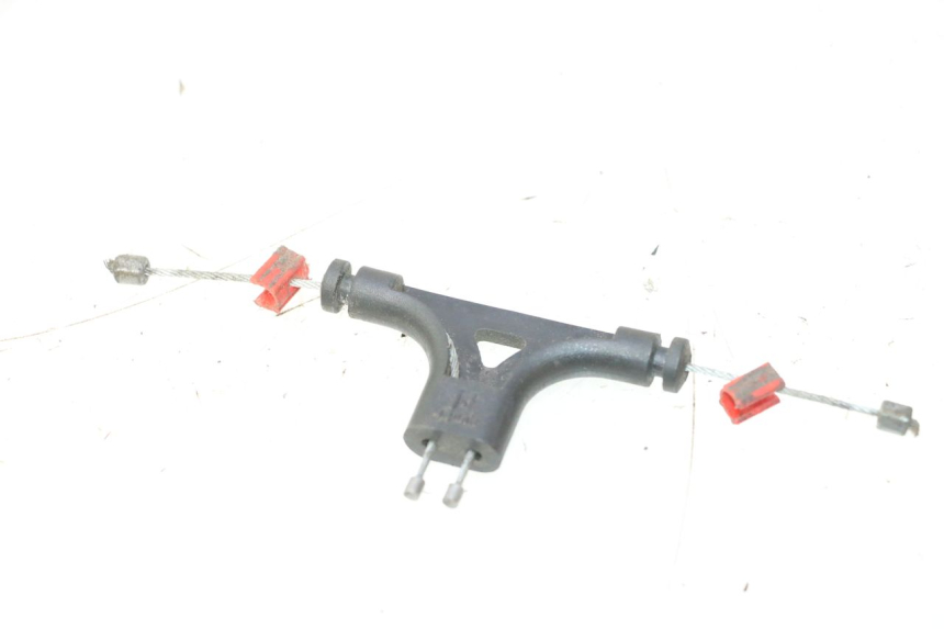 photo de CABLE APERTURA ASIENTO YAMAHA XMAX X-MAX 125 (2006 - 2009) - Primer plano técnico