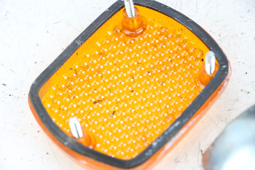 photo de CUBIERTA DE INTERMITENTE TRASERO IZQUIERDO HONDA CA REBEL 125 (1995 - 2001) - Zoom estado de uso