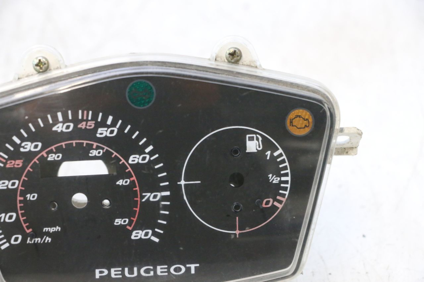 photo de CUENTA KILOMETROS PEUGEOT KISBEE 4T 50 (2018 - 2022) - Primer plano técnico