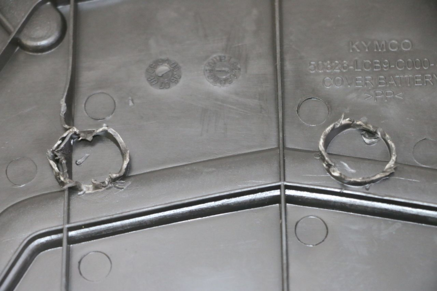 photo de TAPA DE BATERÍA KYMCO AGILITY 4T 50 (2005 - 2018) - Otra perspectiva