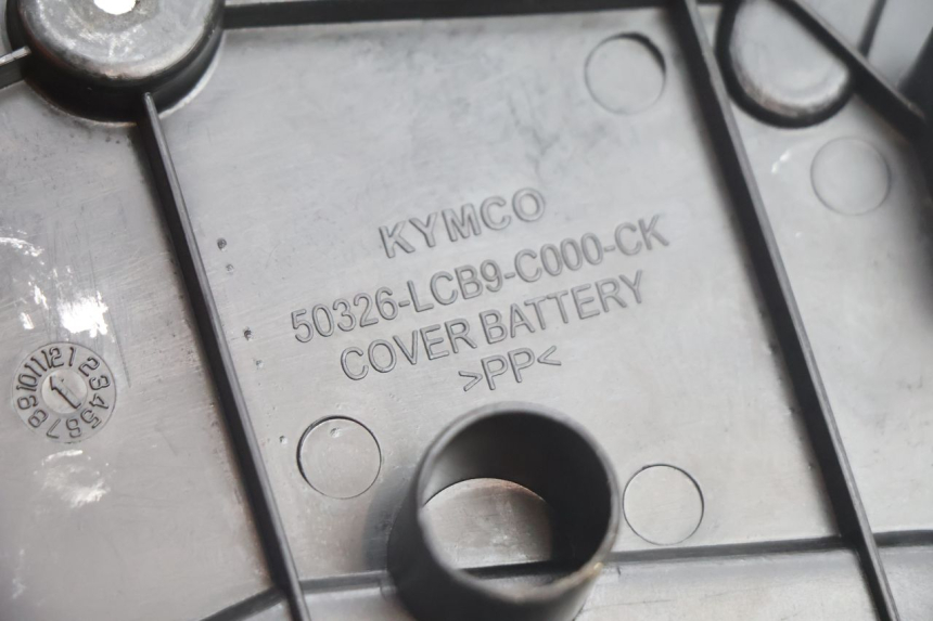 photo de TAPA BATERIA KYMCO AGILITY FR 2T 50 (2012 - 2017) - Primer plano técnico