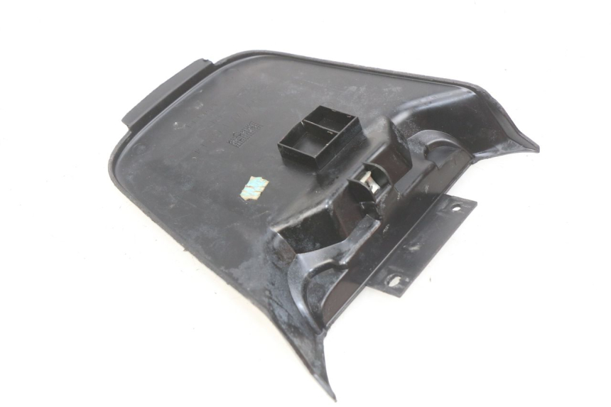 photo de TAPA DE BATERÍA MBK BOOSTER SPIRIT NAKED 50 (2004 - 2017) - Detalle de la pieza