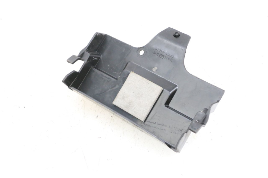 photo de TAPA BATERIA SUZUKI BURGMAN EXECUTIVE ABS 650 (2006 - 2012) - Detalle de la pieza