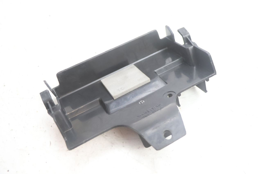 photo de TAPA BATERIA SUZUKI BURGMAN EXECUTIVE ABS 650 (2006 - 2012) - Zoom estado de uso