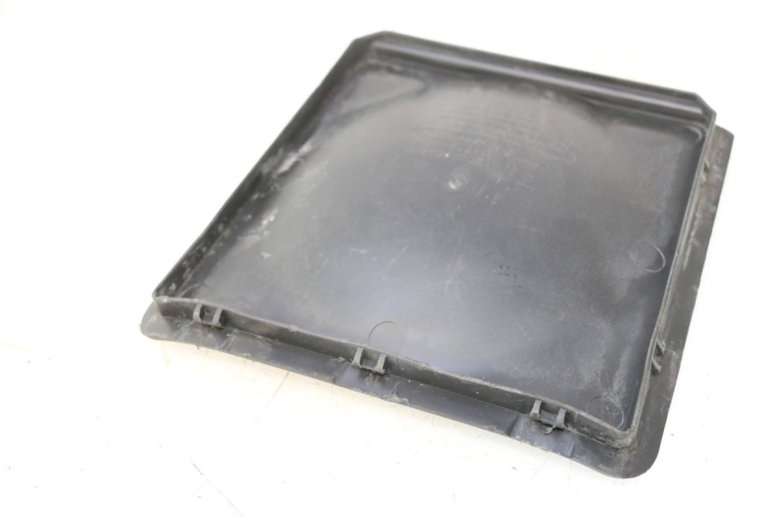 photo de TAPA BATERIA PEUGEOT CITYSTAR 125 (2011 - 2017) - Detalle de la pieza