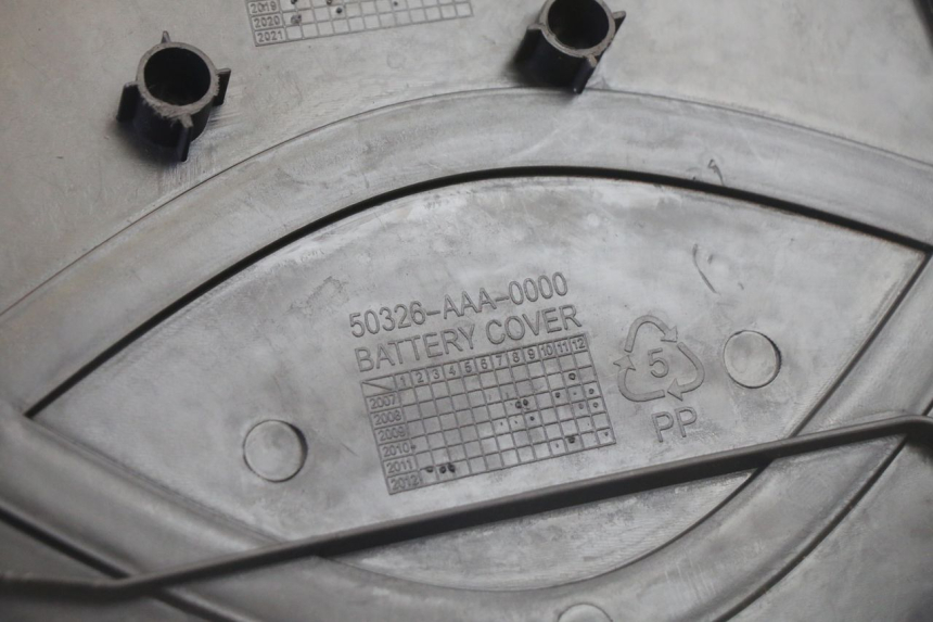 photo de TAPA DE BATERÍA SYM CROX 4T 50 (2016 - 2023) - Primer plano técnico