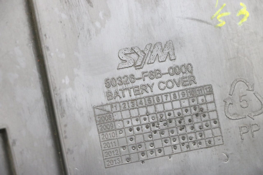 photo de TAPA DE BATERÍA SYM FIDDLE 3 III 125 (2014 - 2020) - Detalle de la pieza