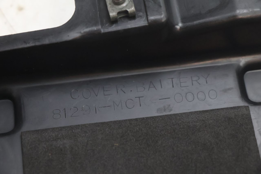 photo de TAPA BATERIA HONDA FJS SILVER WING SILVERWING 400 (2005 - 2008) - Primer plano técnico