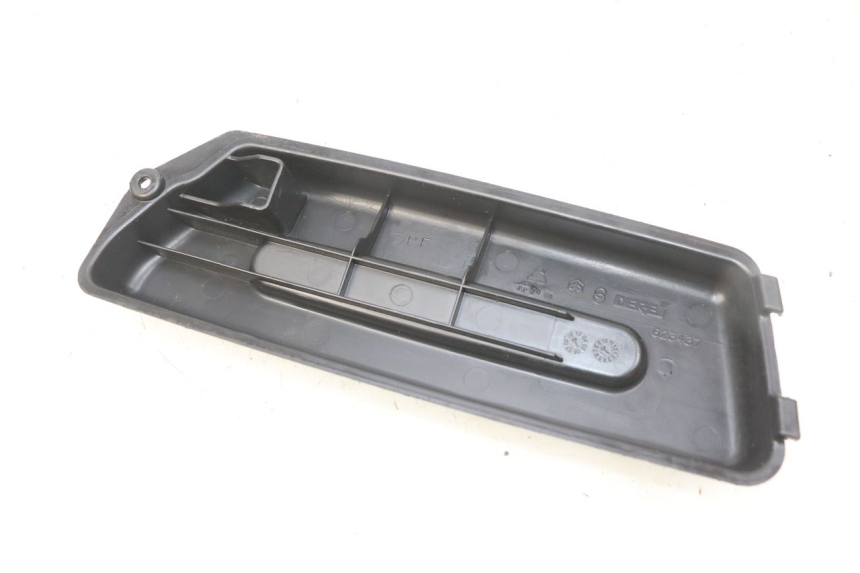 photo de TAPA DE BATERÍA PIAGGIO FLY 2T 50 (2004 - 2017) - Zoom estado de uso