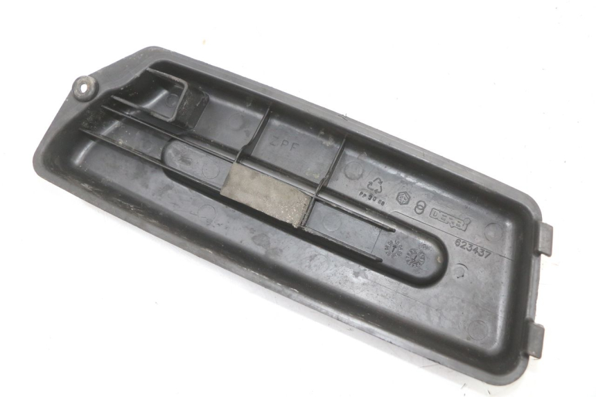 photo de TAPA BATERIA PIAGGIO FLY 4T 50 (2004 - 2010) - Otra perspectiva