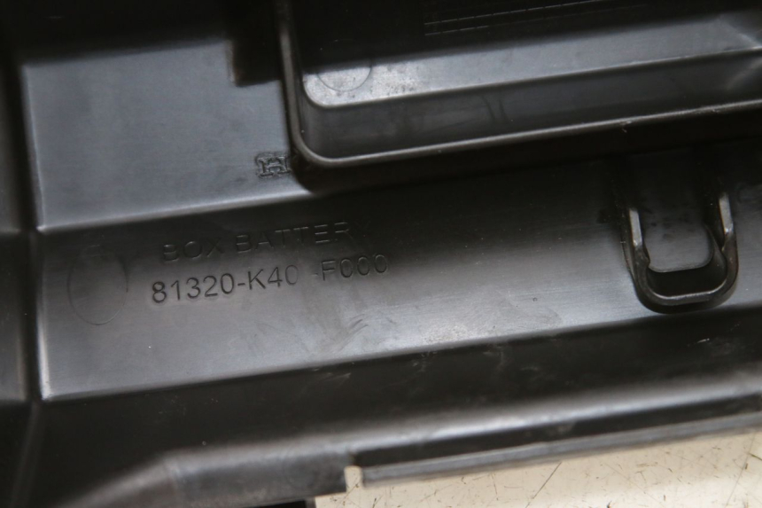 photo de TAPA DE BATERÍA HONDA FORZA 125 (2015 - 2016) - Detalle de la pieza