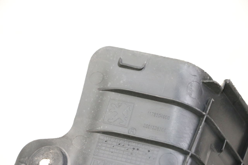 photo de TAPA BATERIA PEUGEOT KISBEE 2T 50 (2010 - 2017) - Detalle de la pieza