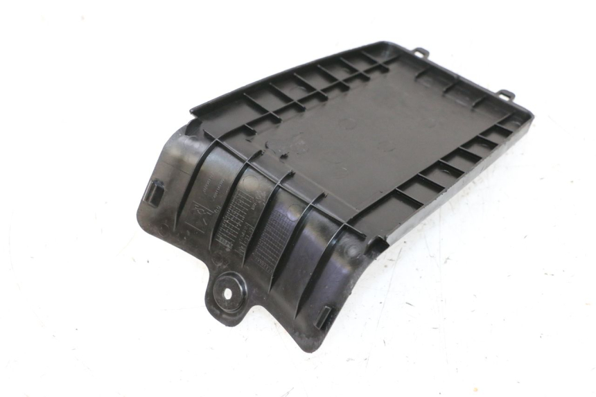 photo de TAPA BATERIA PEUGEOT KISBEE 2T 50 (2010 - 2017) - Zoom estado de uso