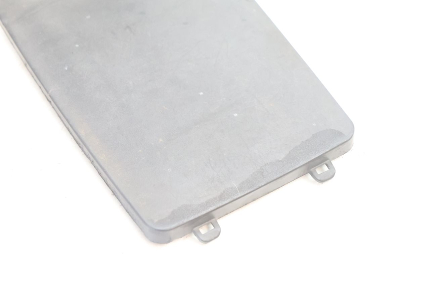 photo de TAPA BATERIA PEUGEOT KISBEE 2T 50 (2010 - 2017) - Zoom estado de uso