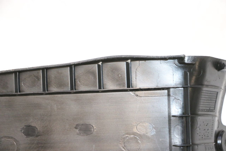photo de TAPA BATERIA PEUGEOT KISBEE 4T 50 (2023 - 2026) - Otra perspectiva