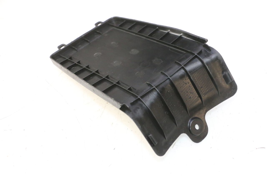 photo de TAPA BATERIA PEUGEOT KISBEE 4T 50 (2023 - 2026) - Primer plano técnico