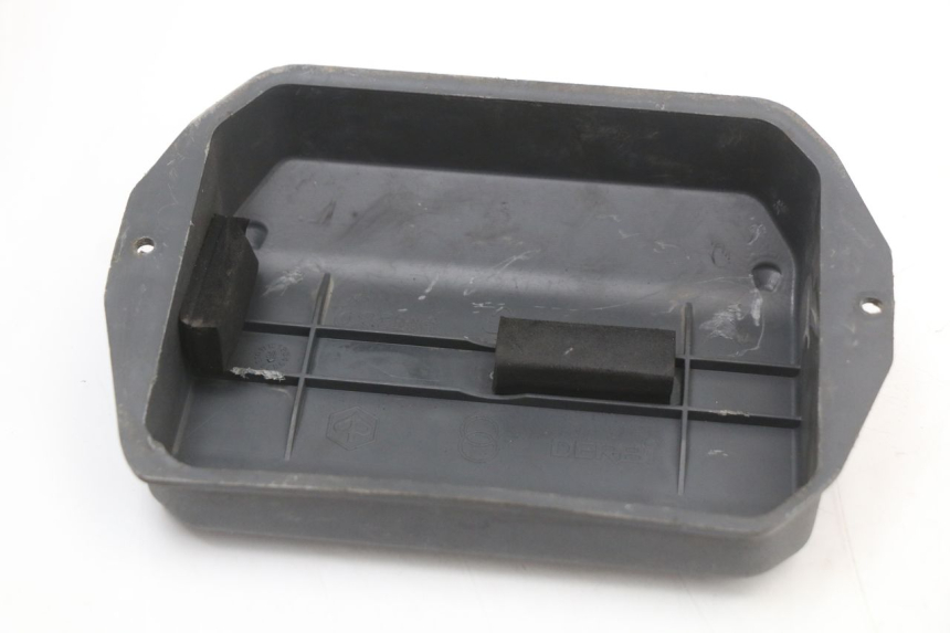 photo de TAPA BATERIA PIAGGIO LIBERTY 4T 50 (2018 - 2021) - Zoom estado de uso