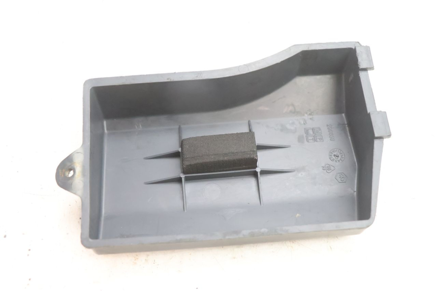 photo de TAPA BATERIA PIAGGIO LIBERTY 125 (1998 - 2008) - Otra perspectiva