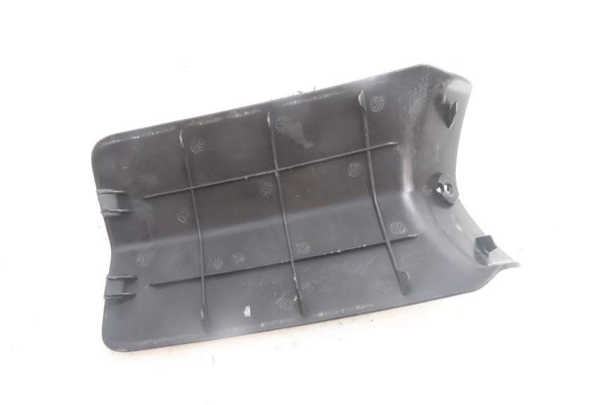 photo de TAPA BATERIA PEUGEOT LUDIX BLASTER 50 (2006 - 2014) - Primer plano técnico