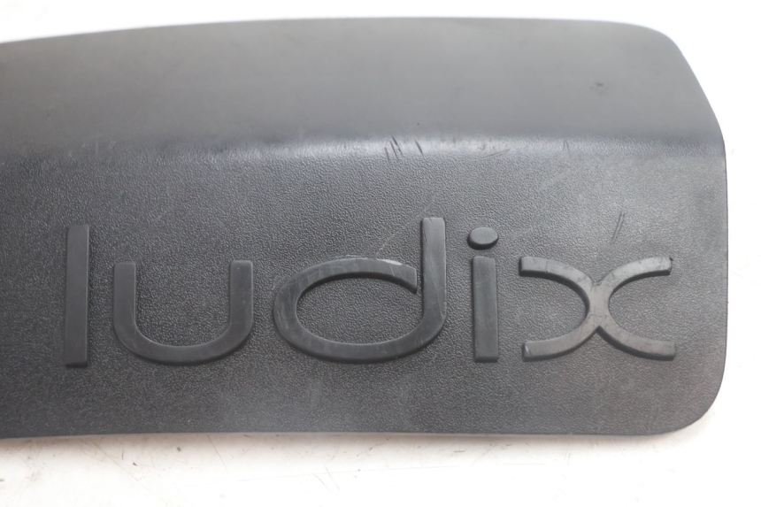 photo de TAPA DE LA BATERíA PEUGEOT LUDIX 50 (2005 - 2007) - Detalle de la pieza