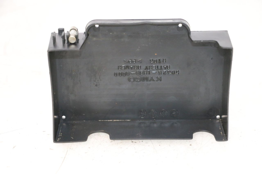 photo de TAPA BATERIA KYMCO MOVIE S 125 (2009 - 2018) - Zoom sobre los componentes
